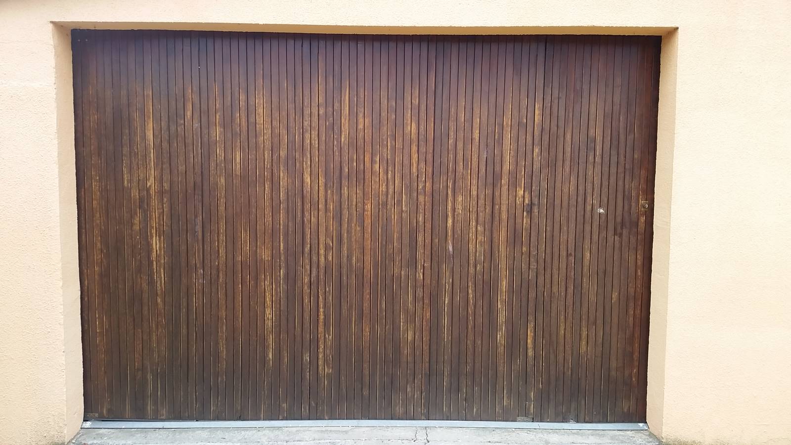 Porte de garage en bois avant rénovation