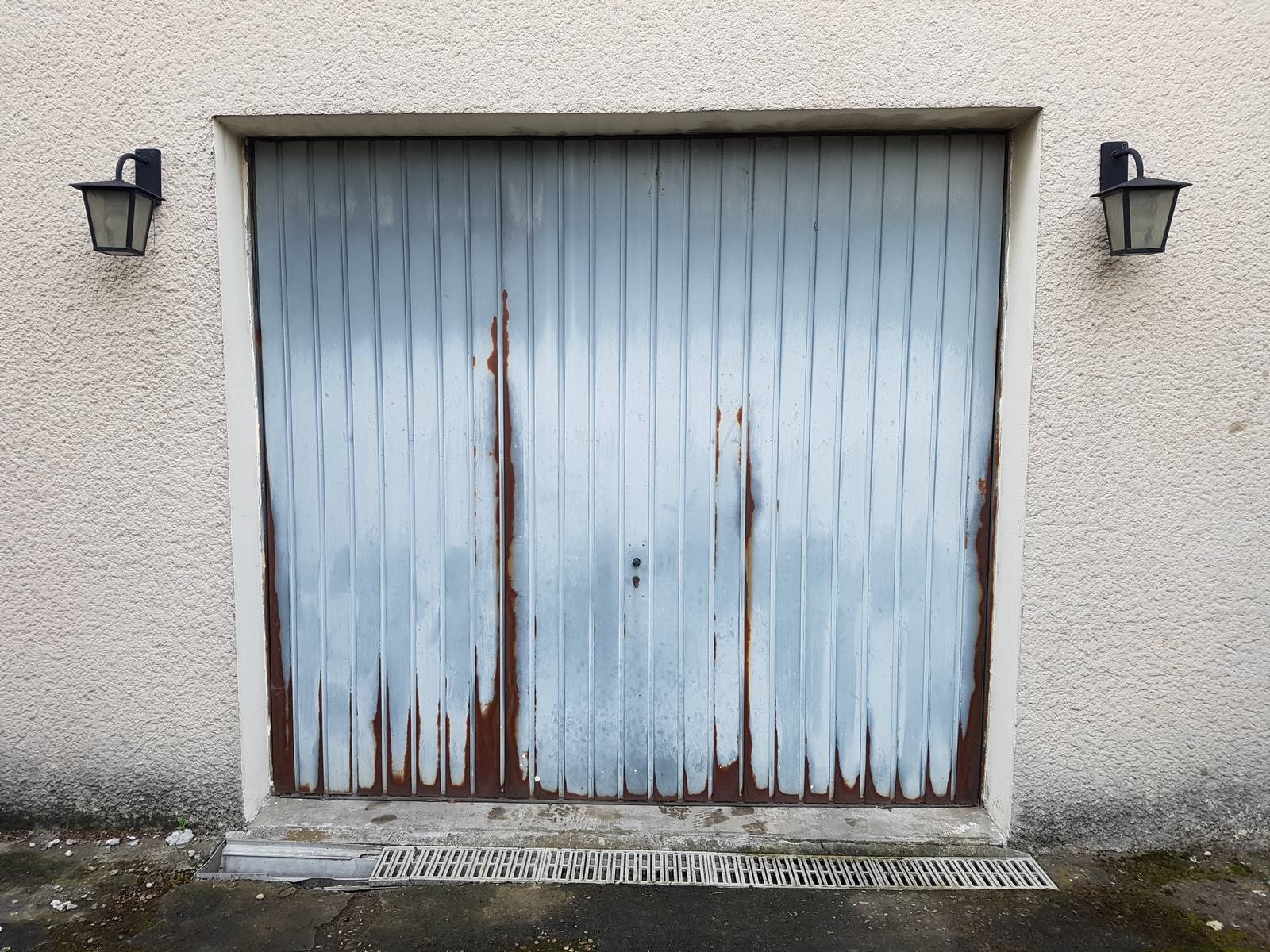 Porte de garage en métal avant rénovation