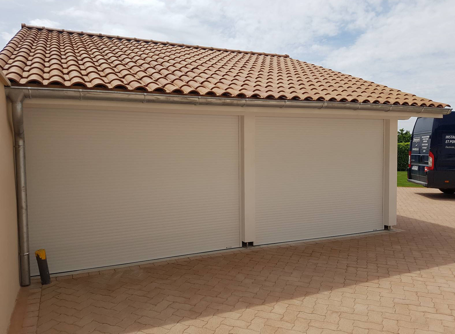 Garage avec portes de garages blanc